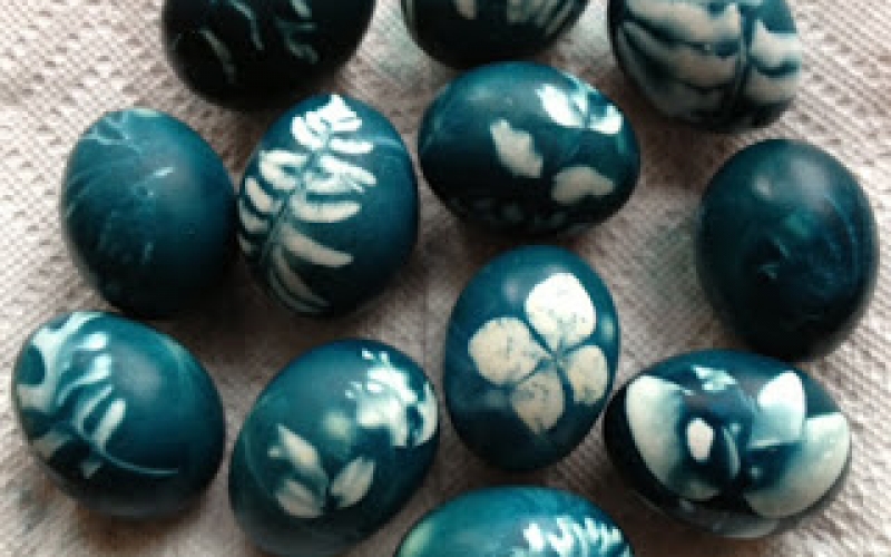 Easter-eggs-with-red-cabbage-pse